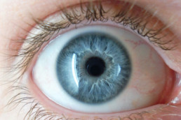 Nuevos Implantes Oculares Cambian el Color De Los Ojos Permanentemente... ¿Pero Cuál Es El Riesgo?